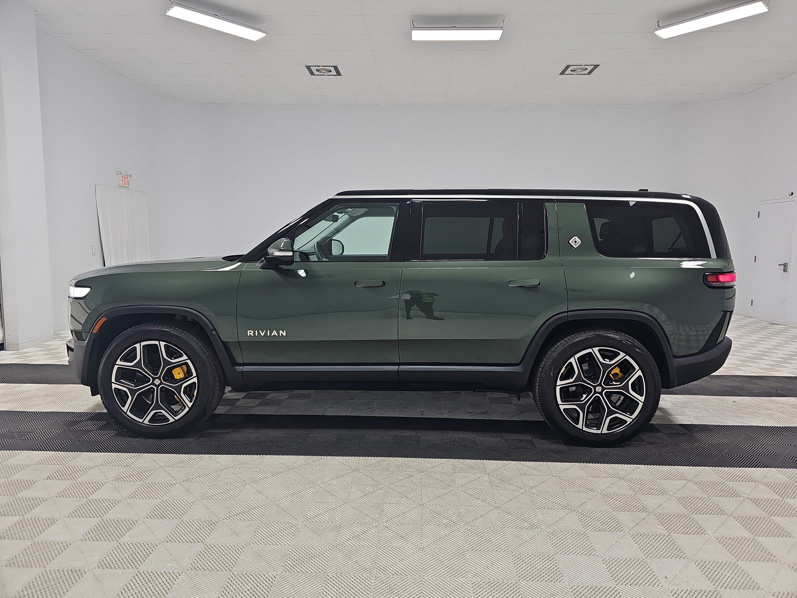 Used 2024 Rivian R1S Adventure AWD/4WD image 2