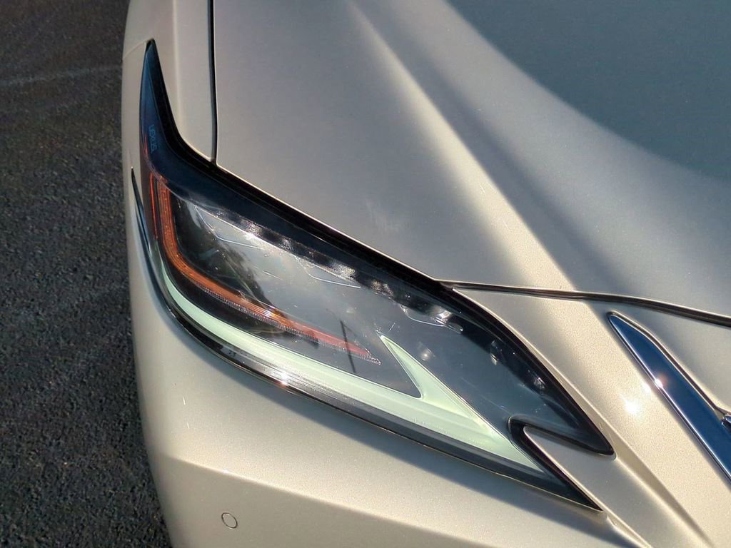 Used 2019 Lexus ES 350 Ultra Luxury image 10