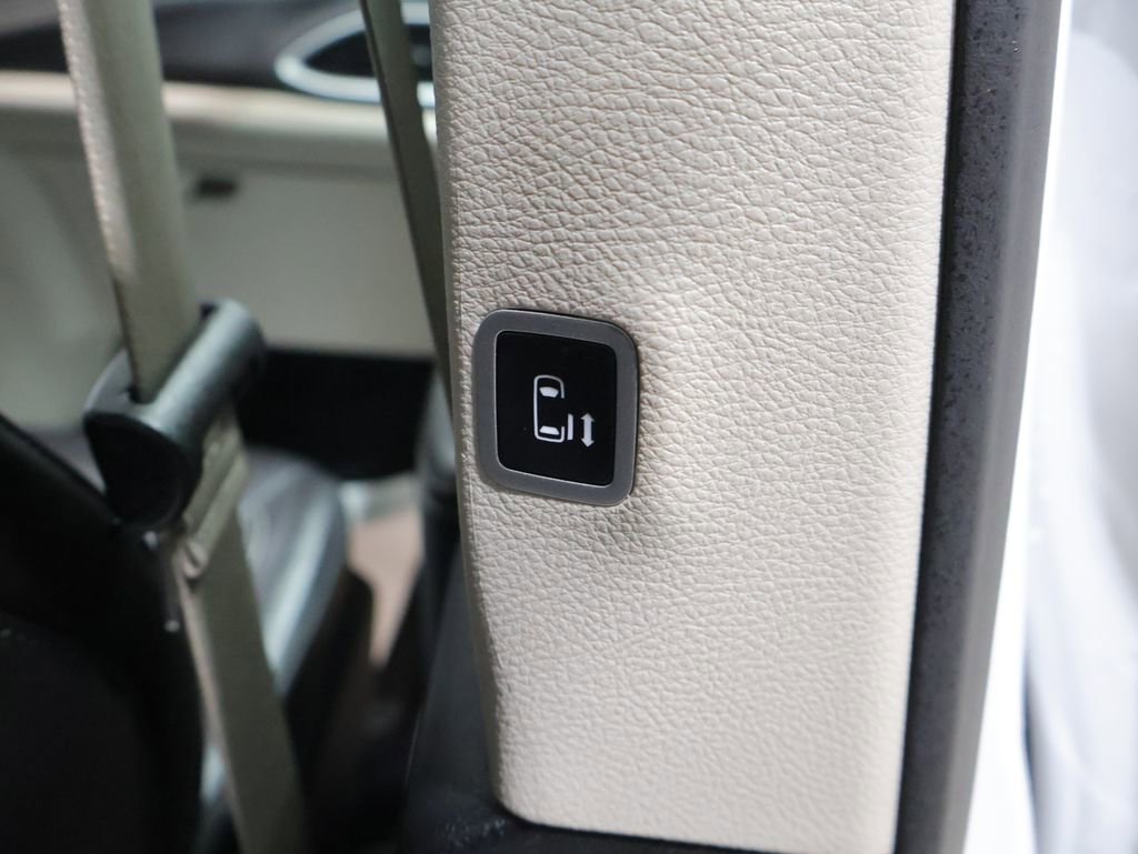 Certified 2024 Chrysler Pacifica Select image 24