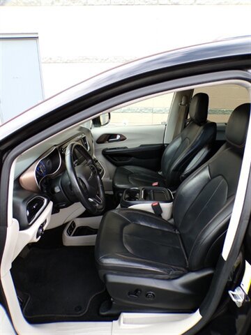 Used 2018 Chrysler Pacifica Touring-L FWD image 15