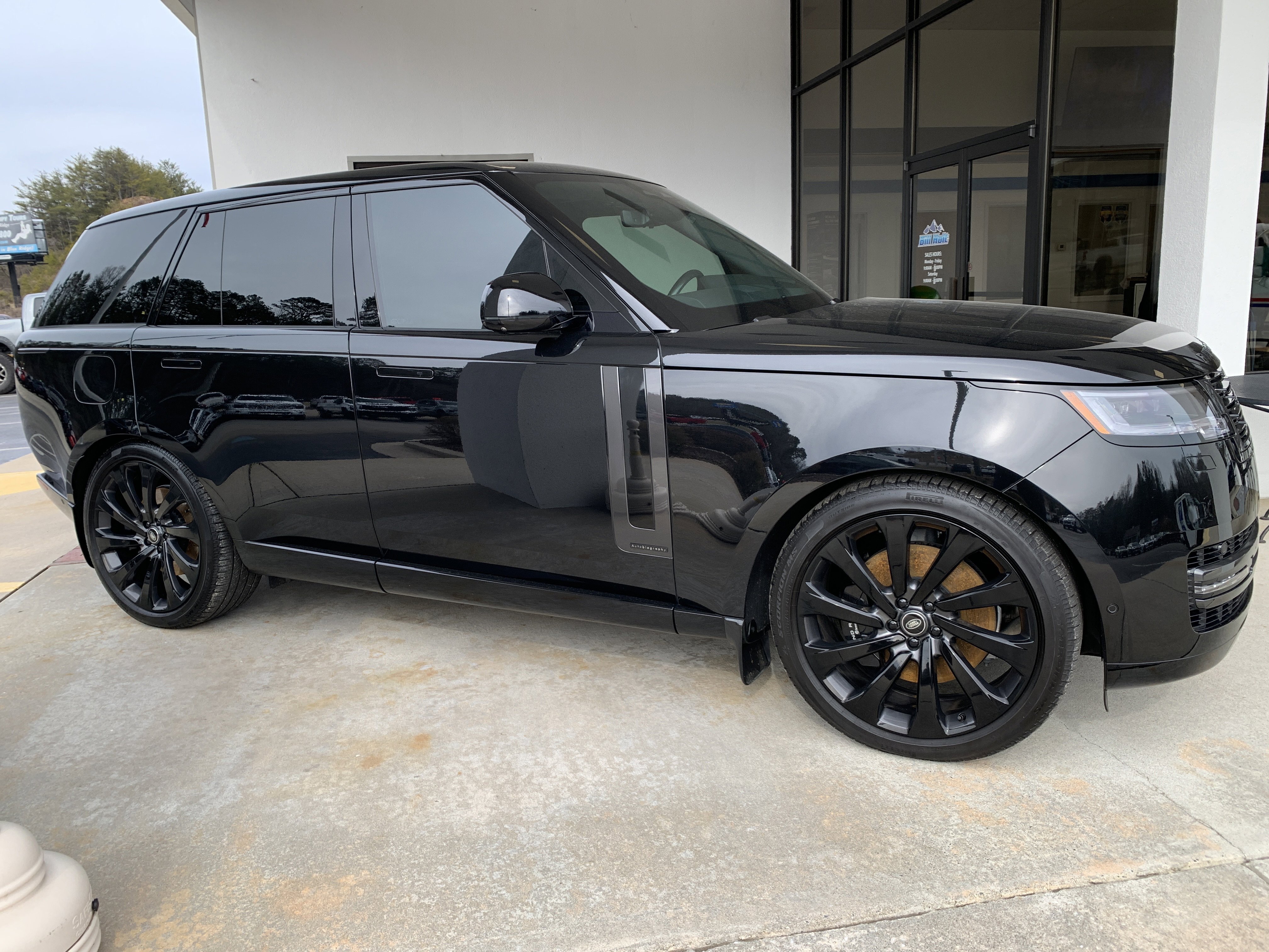 Used 2025 Land Rover Range Rover Autobiography image 2