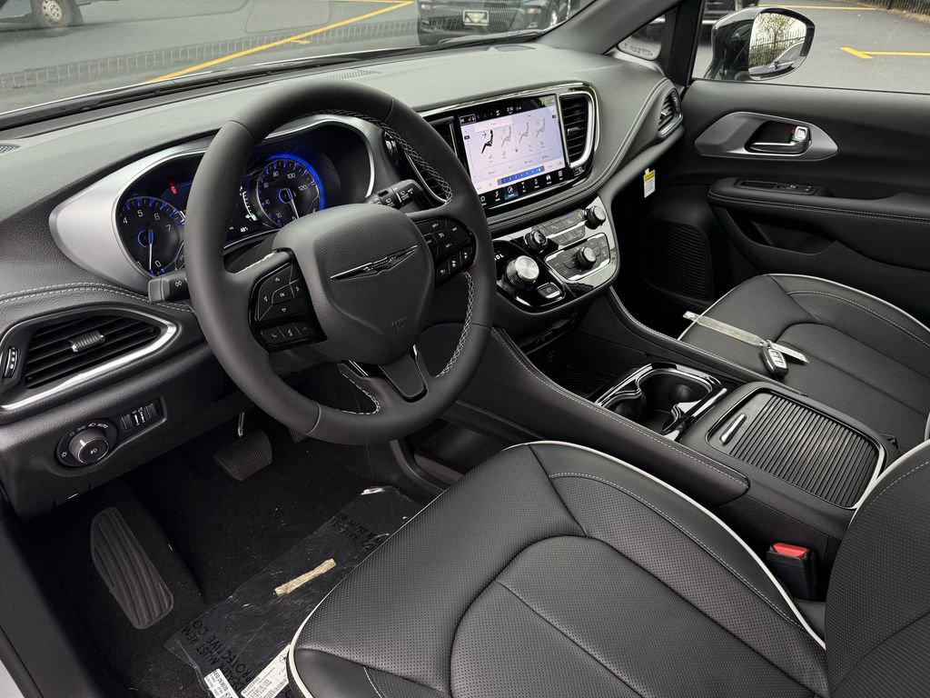 New 2026 Chrysler Pacifica Limited w/ Uconnect Theater Family Group image 14
