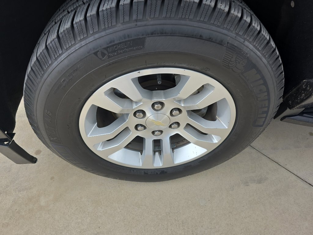 Used 2017 Chevrolet Suburban LT RWD image 5