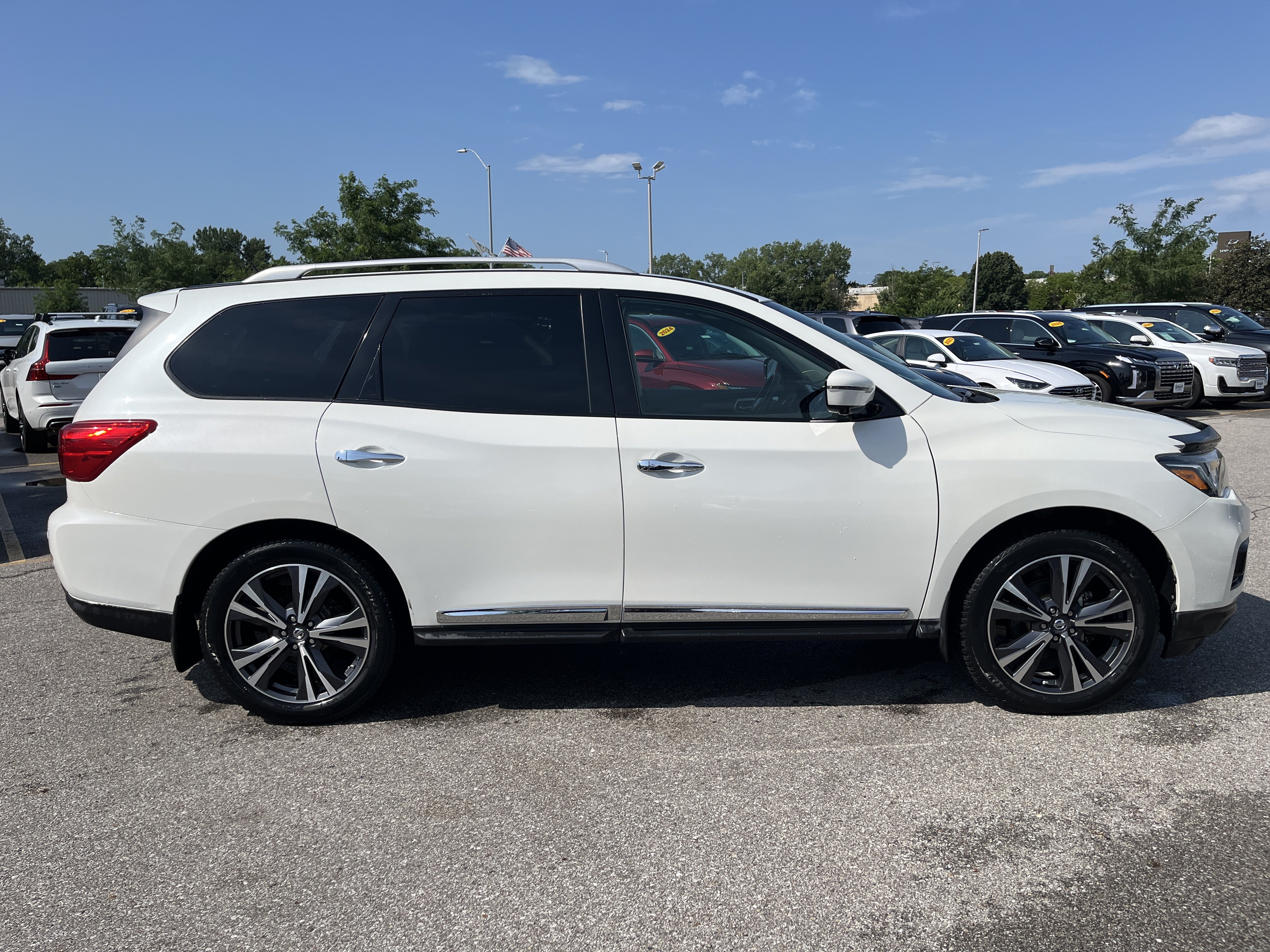 Used 2017 Nissan Pathfinder Platinum w/ Cargo Package AWD/4WD image 4