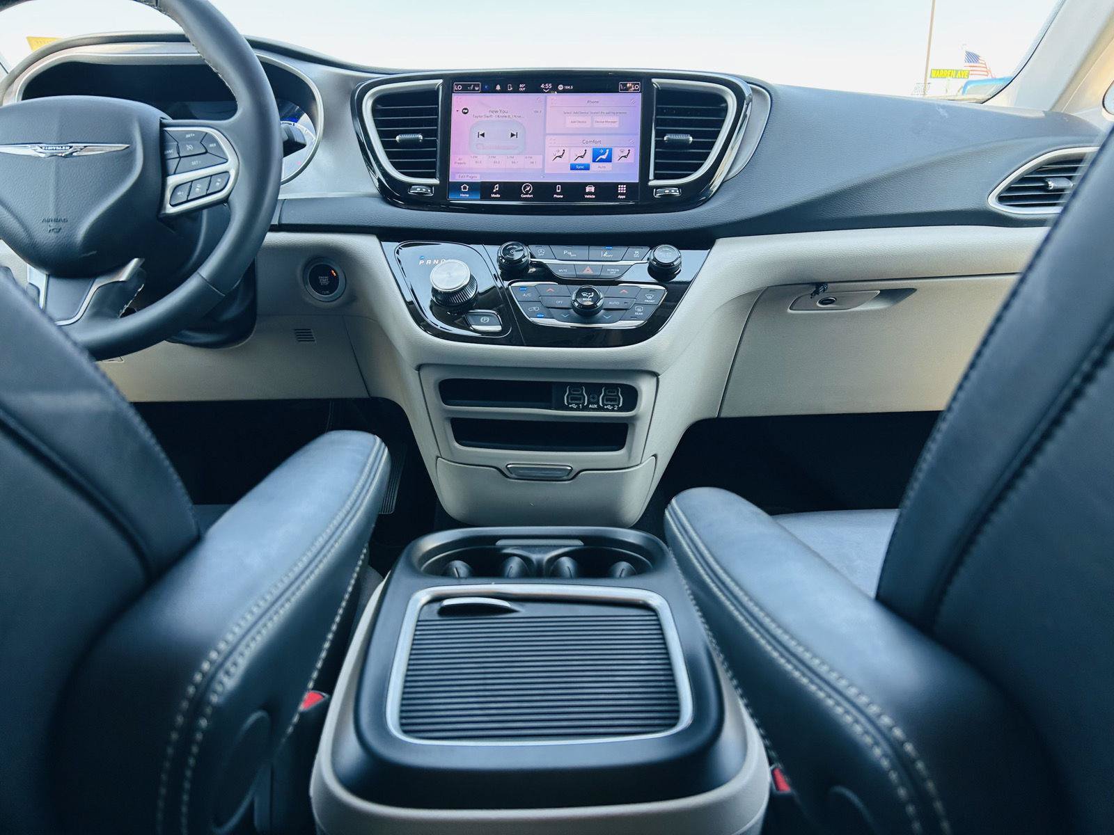 Used 2023 Chrysler Pacifica Touring-L FWD image 25