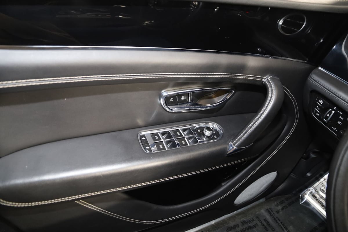 Used 2018 Bentley Bentayga AWD/4WD image 42