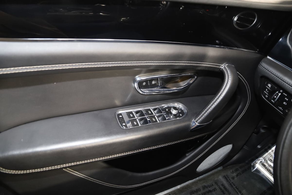 Used 2018 Bentley Bentayga AWD/4WD image 42