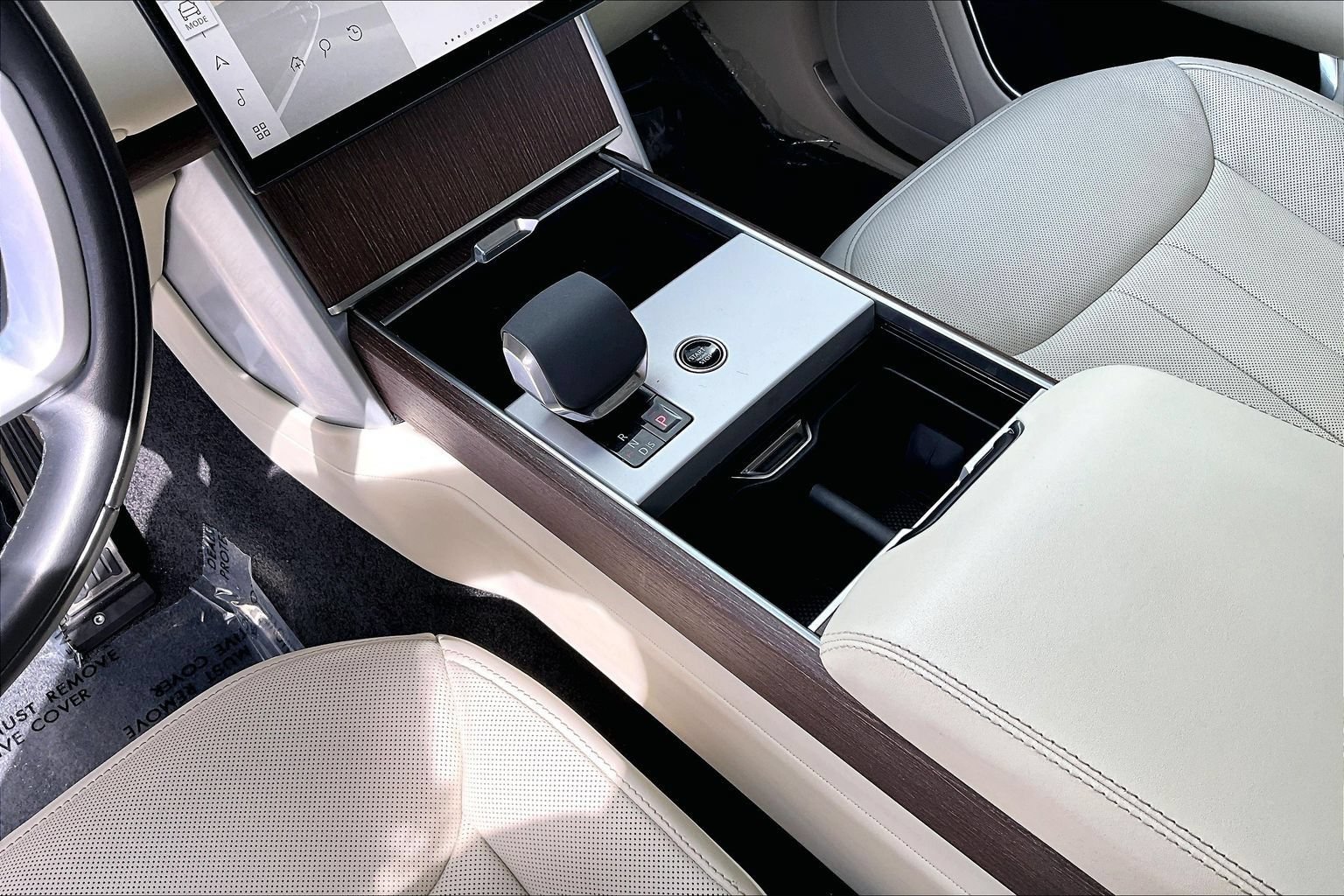 Used 2024 Land Rover Range Rover Long Wheelbase SE AWD/4WD image 16