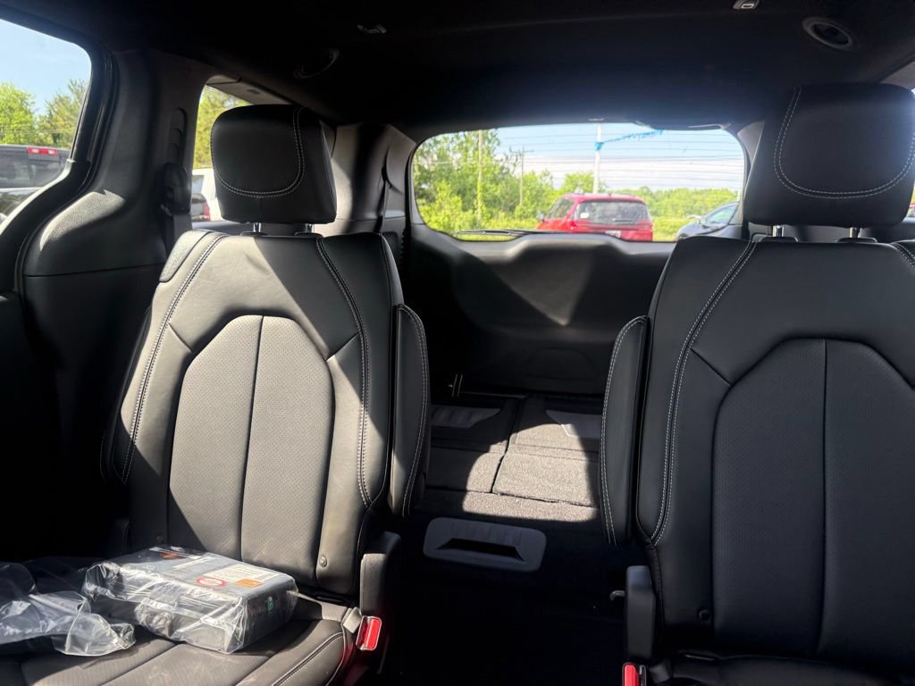 New 2027 Chrysler Pacifica Select FWD image 30