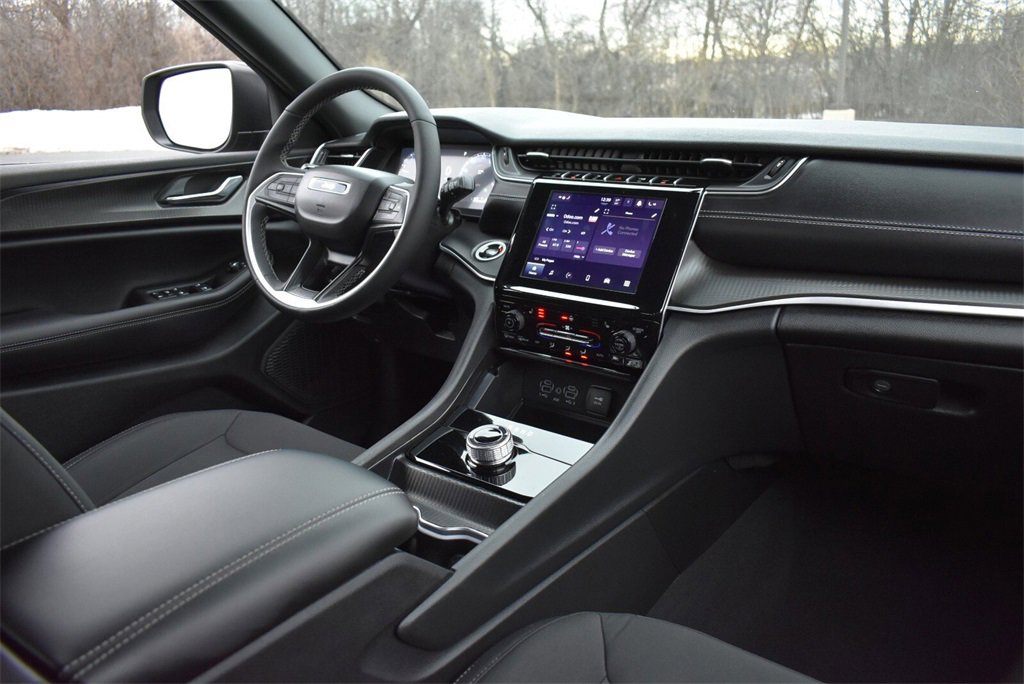 Used 2025 Jeep Grand Cherokee Laredo w/ Luxury Tech Group I image 27