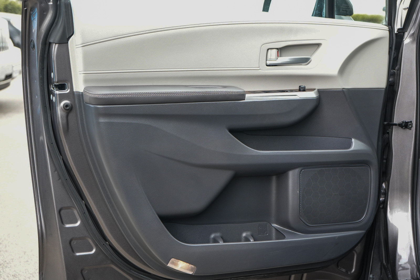 Used 2024 Toyota Sienna XLE FWD image 22