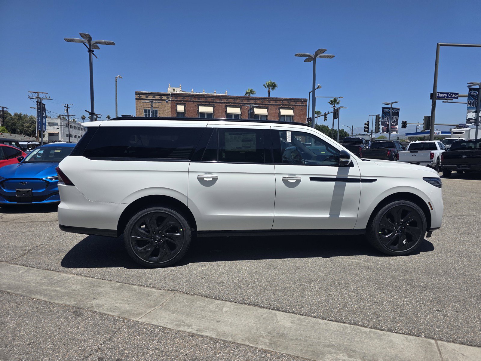 New 2027 Lincoln Navigator L Reserve w/ Jet Appearance Package AWD/4WD image 3
