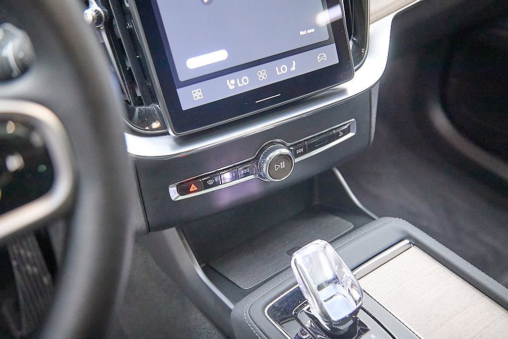 Used 2025 Volvo XC90 B6 Plus image 16