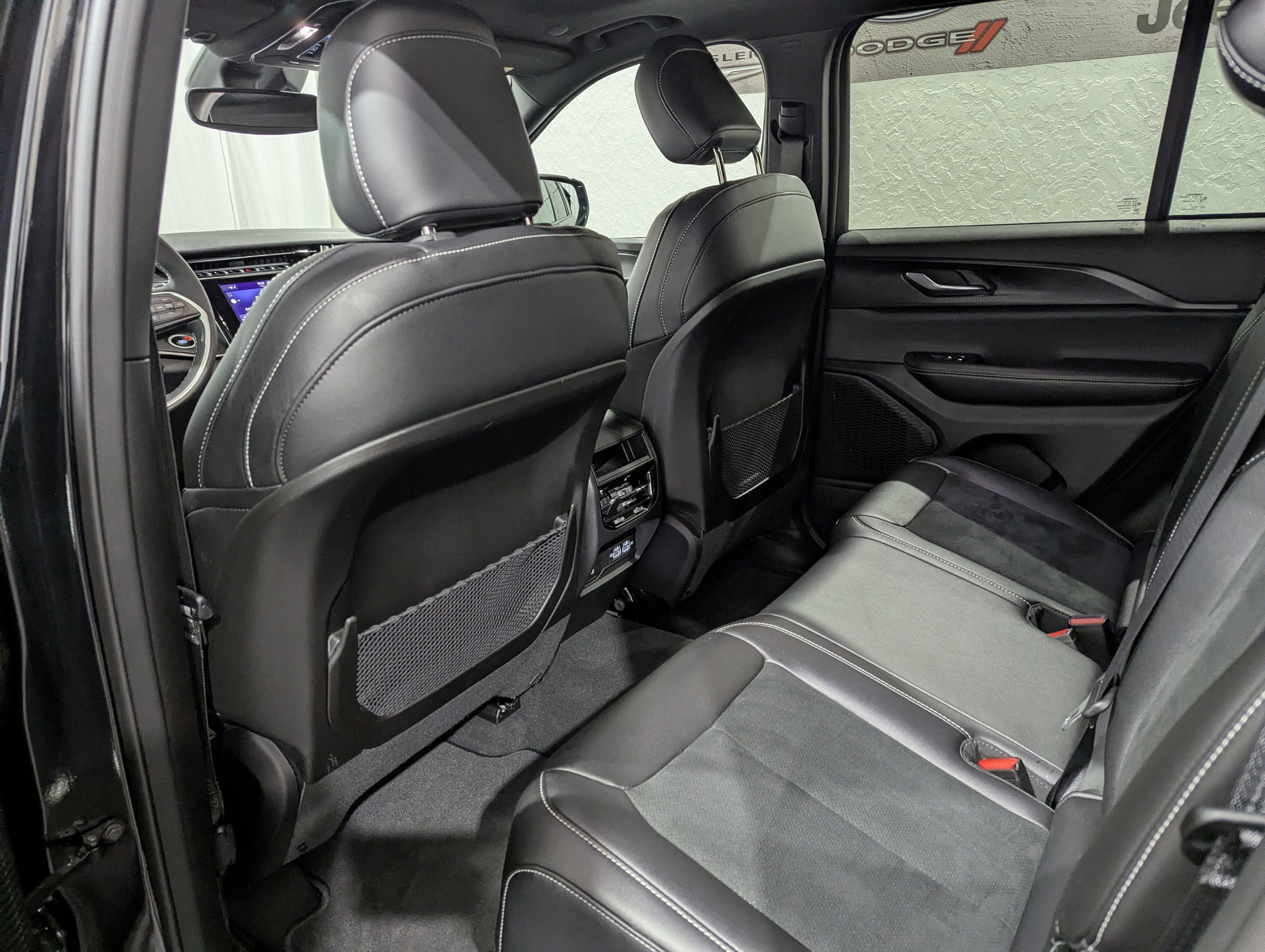Used 2024 Jeep Grand Cherokee Altitude image 11