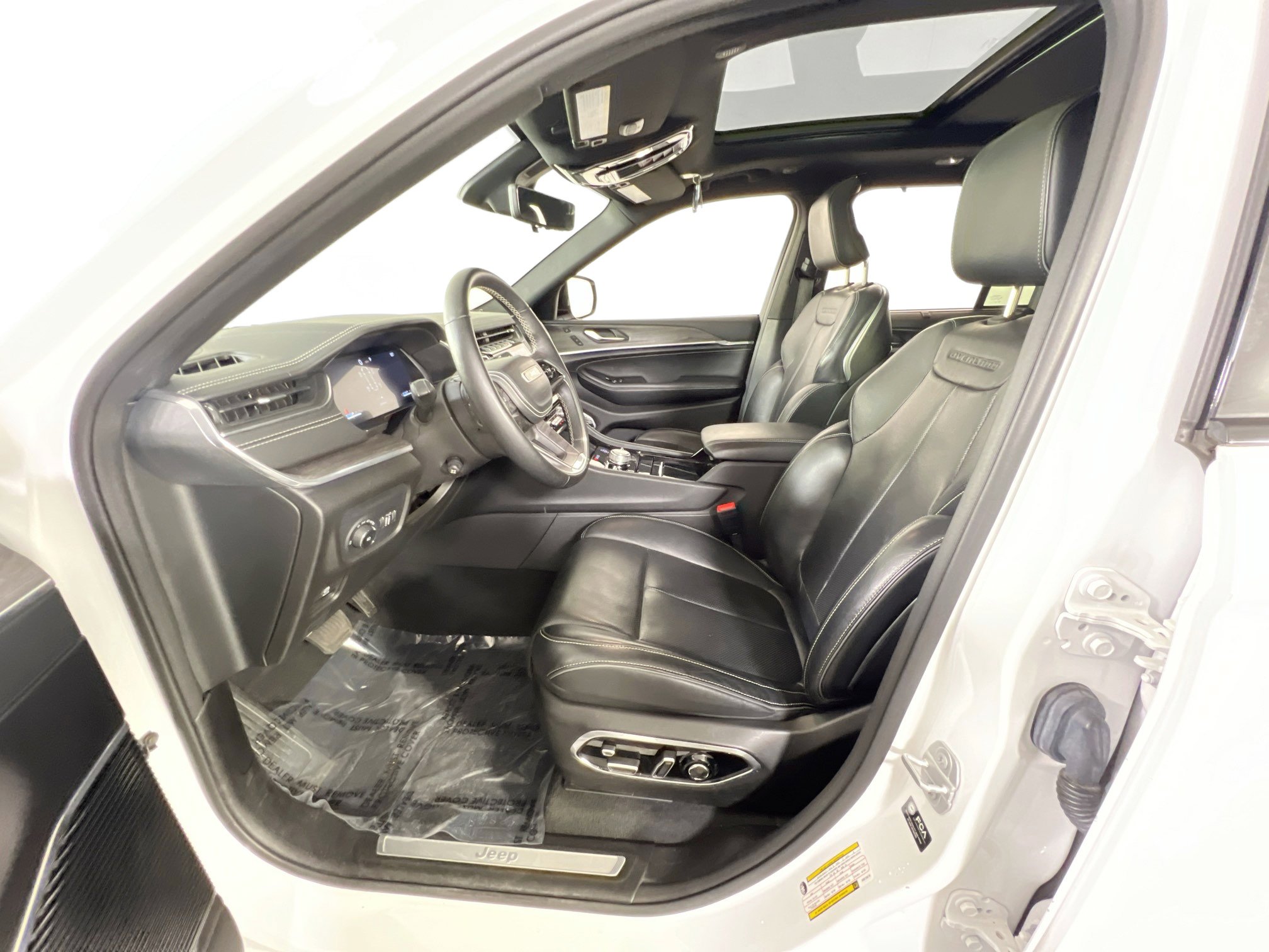 Used 2022 Jeep Grand Cherokee Overland w/ Luxury Tech Group IV image 20