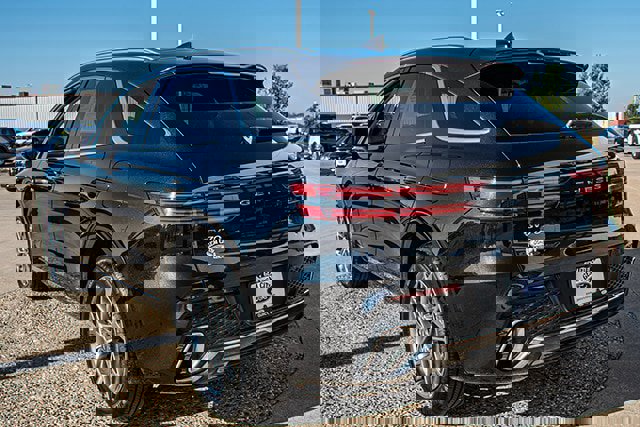 Used 2025 Genesis GV70 2.5T image 3