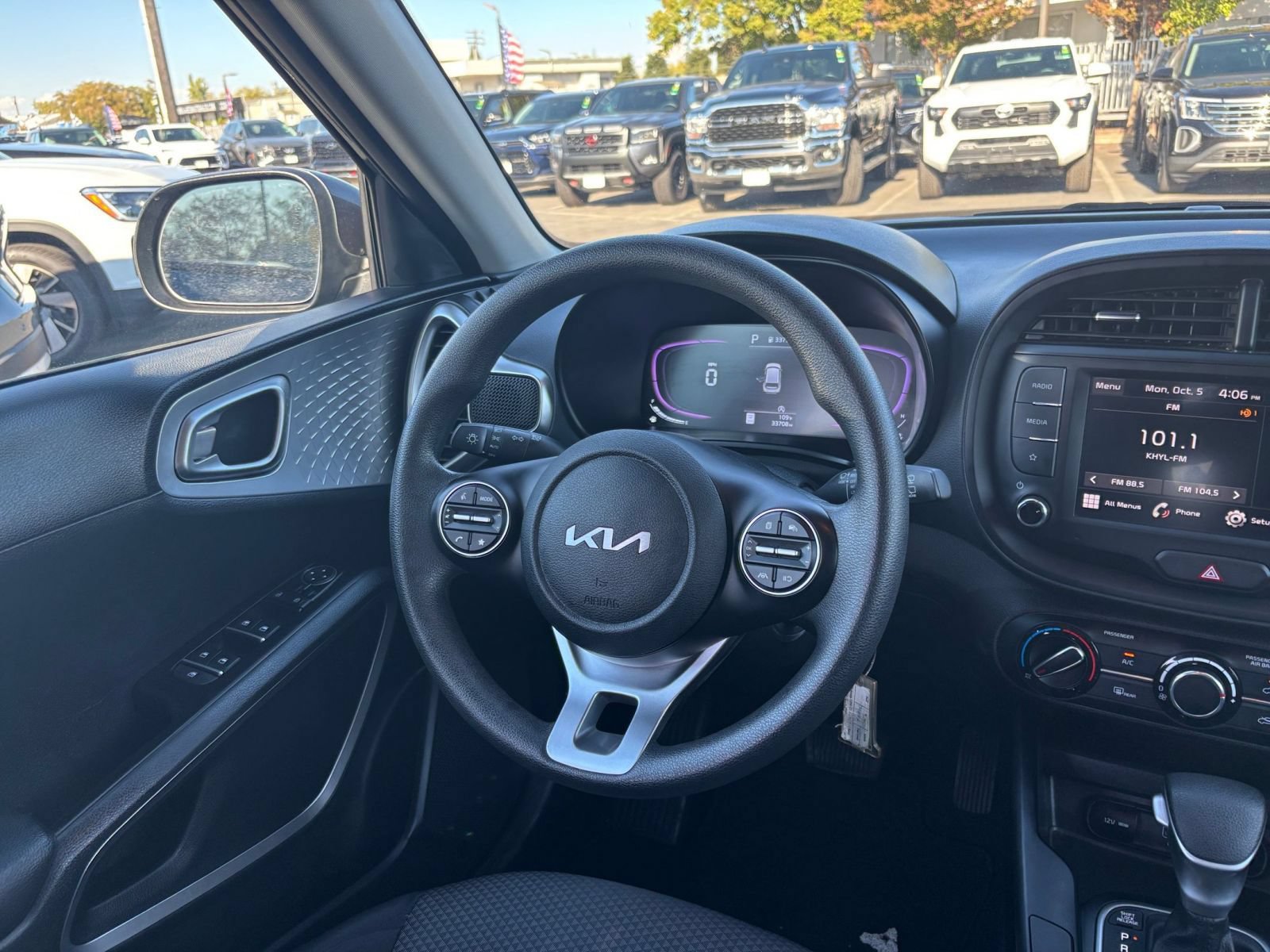 Used 2025 Kia Soul LX w/ LX Technology Package FWD image 31