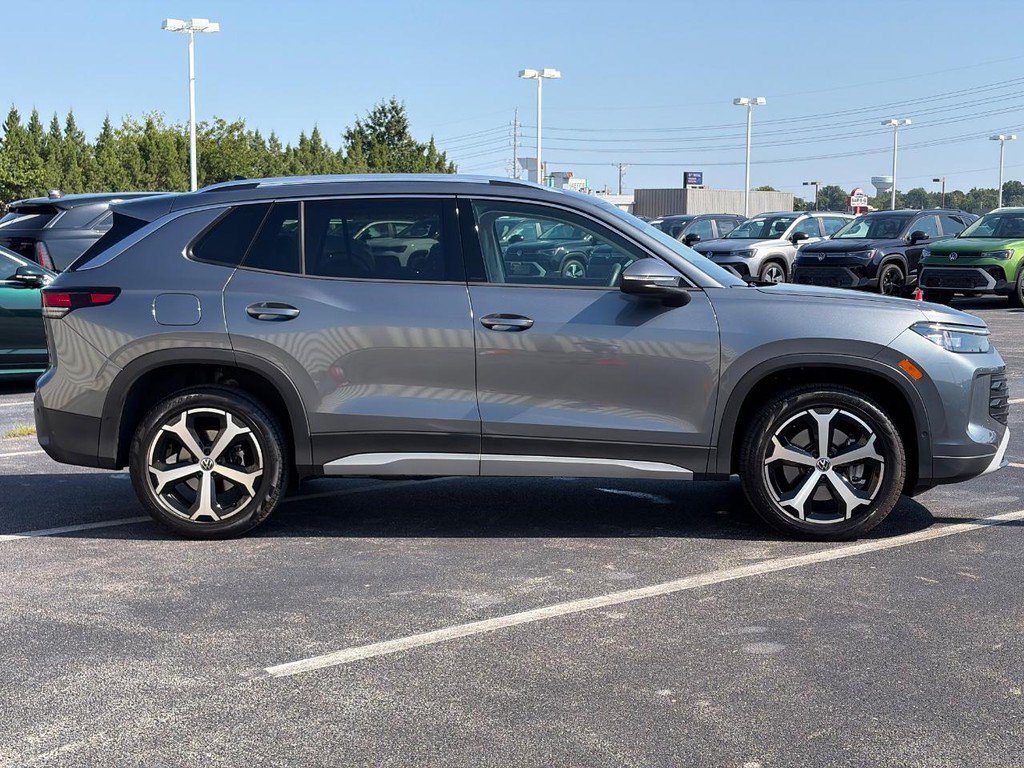 Used 2026 Volkswagen Tiguan SE w/ Panoramic Sunroof Package AWD/4WD image 4