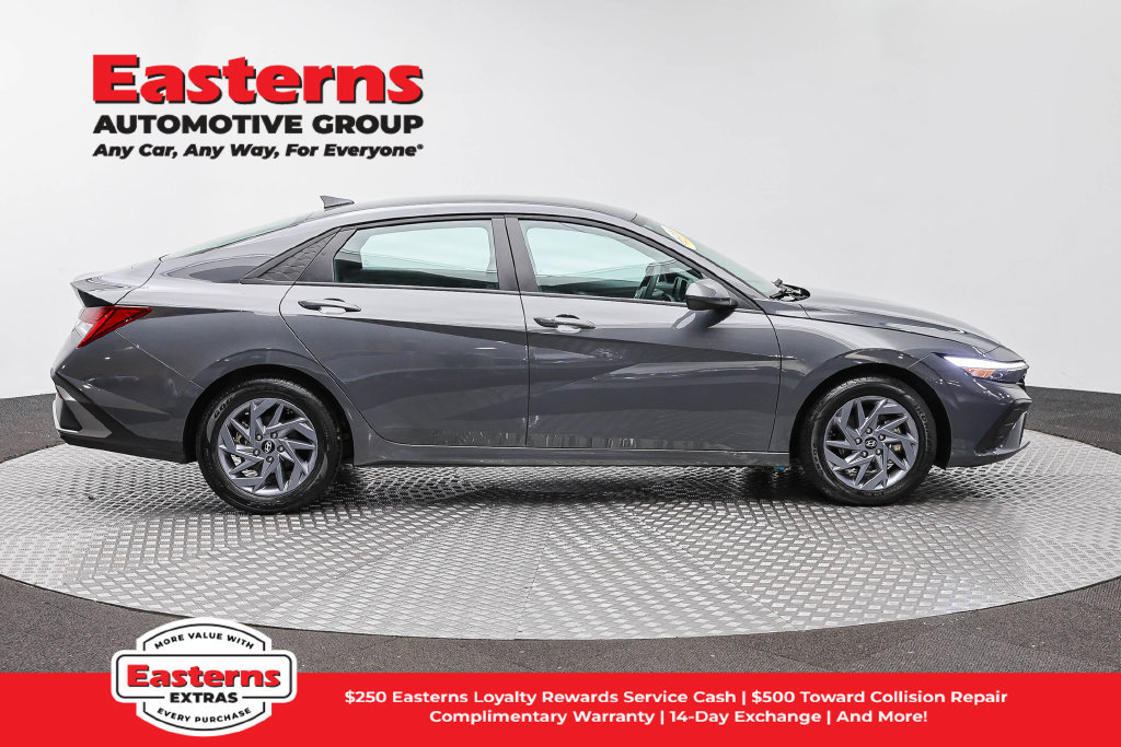 Used 2025 Hyundai Elantra Hybrid FWD image 5