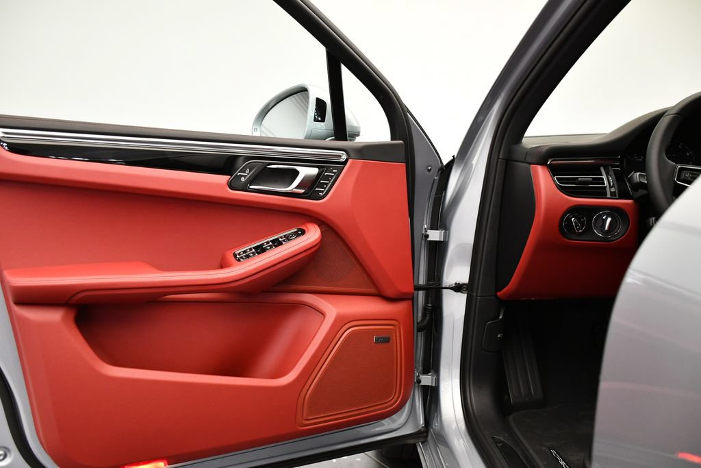 Certified 2026 Porsche Macan AWD/4WD image 35