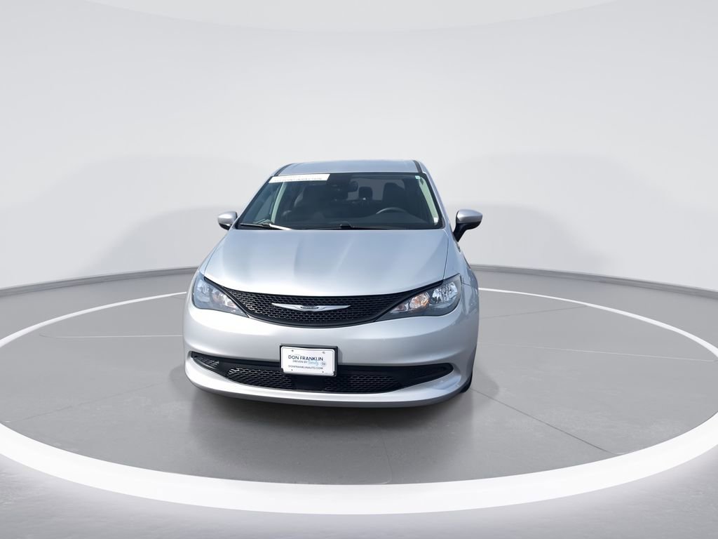 Used 2023 Chrysler Voyager LX image 3