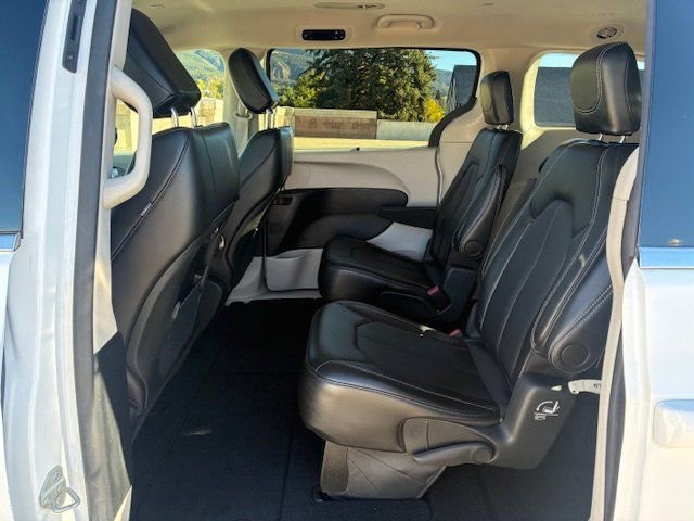 Used 2024 Chrysler Pacifica Touring-L image 18