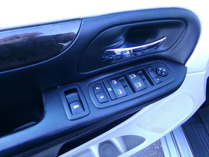 Used 2019 Dodge Grand Caravan SE w/ UConnect Hands-Free Group image 10