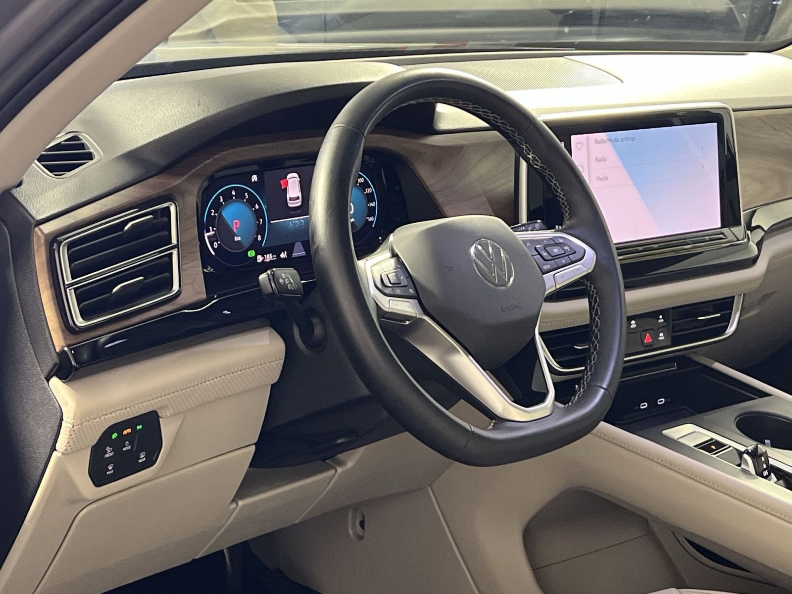 Used 2025 Volkswagen Atlas SE image 15