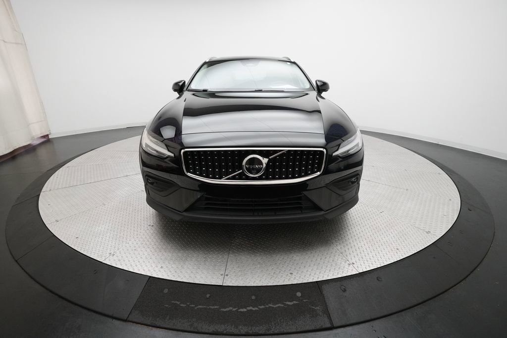 Used 2025 Volvo V60 B5 Cross Country Plus image 11