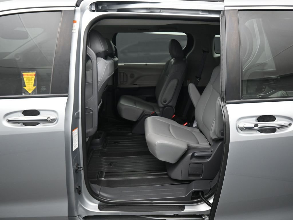 Used 2021 Toyota Sienna XLE w/ XLE Plus Package image 31