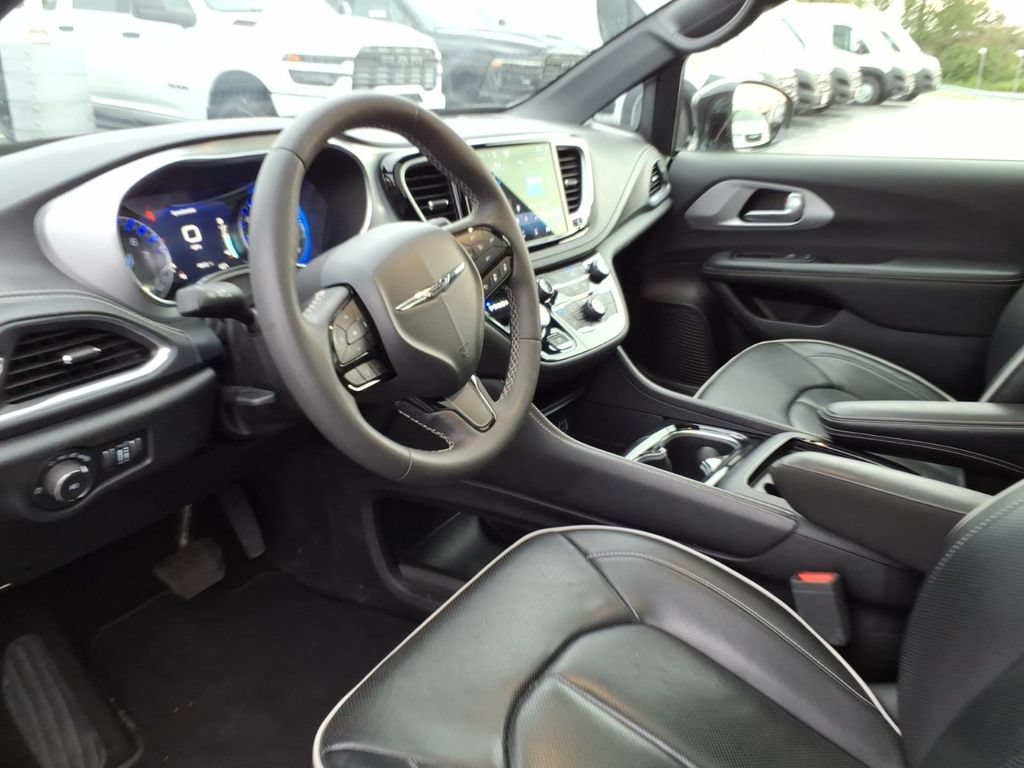 Certified 2025 Chrysler Pacifica Limited FWD image 8