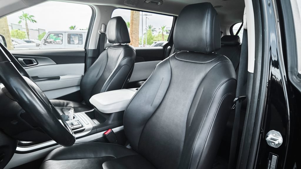 Used 2022 Kia Carnival LX FWD image 3