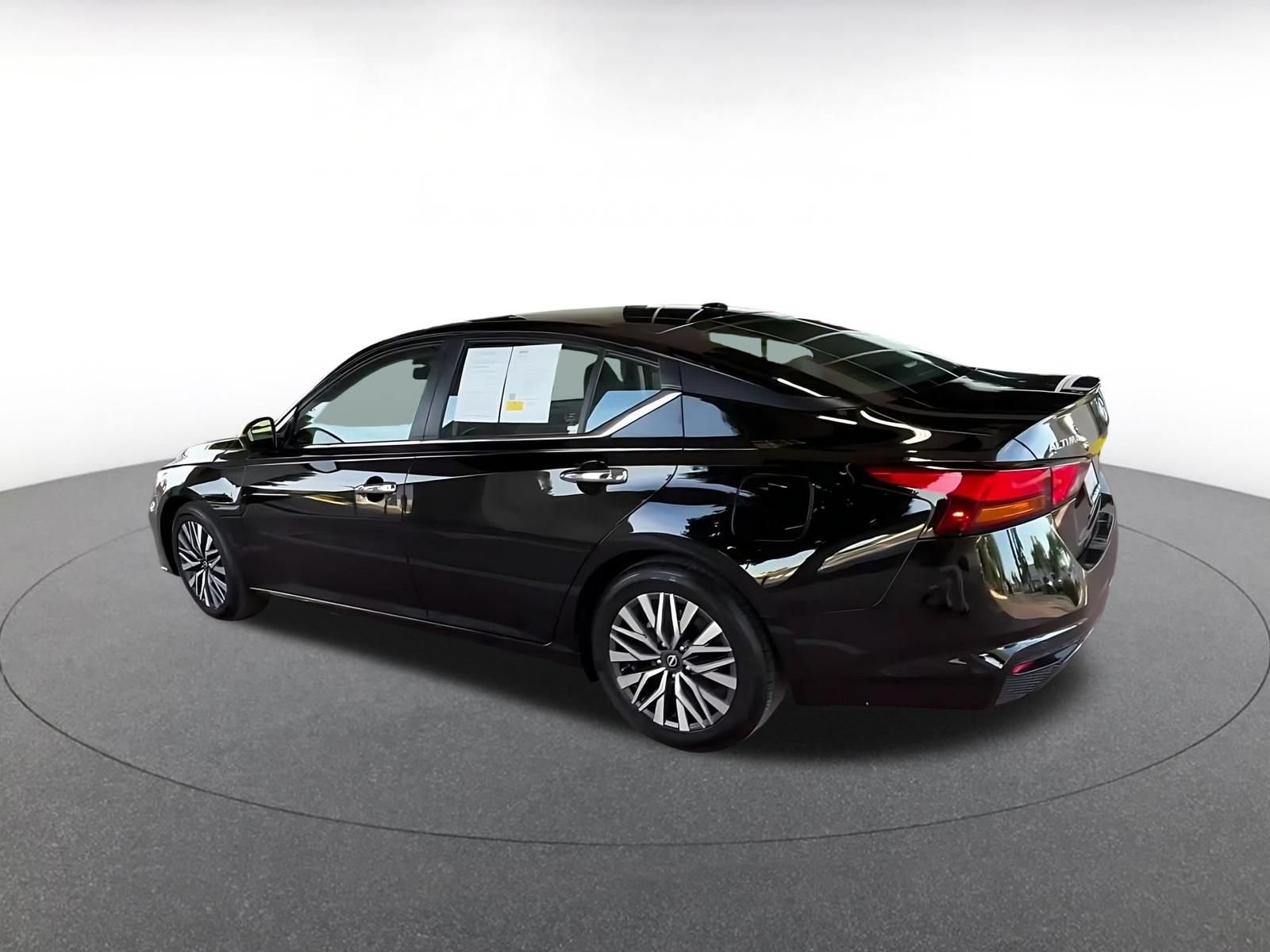 Used 2025 Nissan Altima 2.5 SV FWD image 9