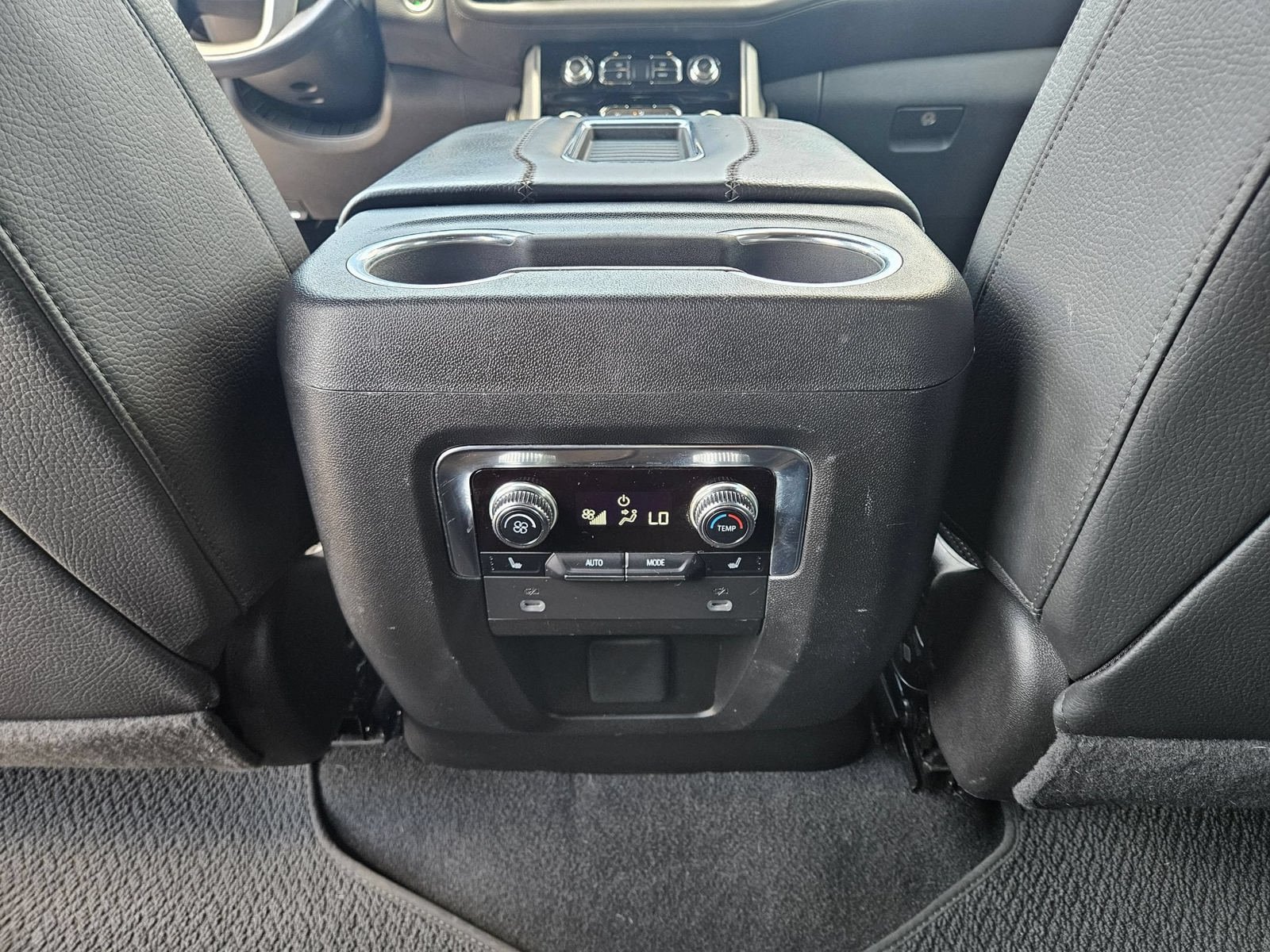 Used 2022 GMC Yukon Denali w/ Advanced Technology Package AWD/4WD image 26