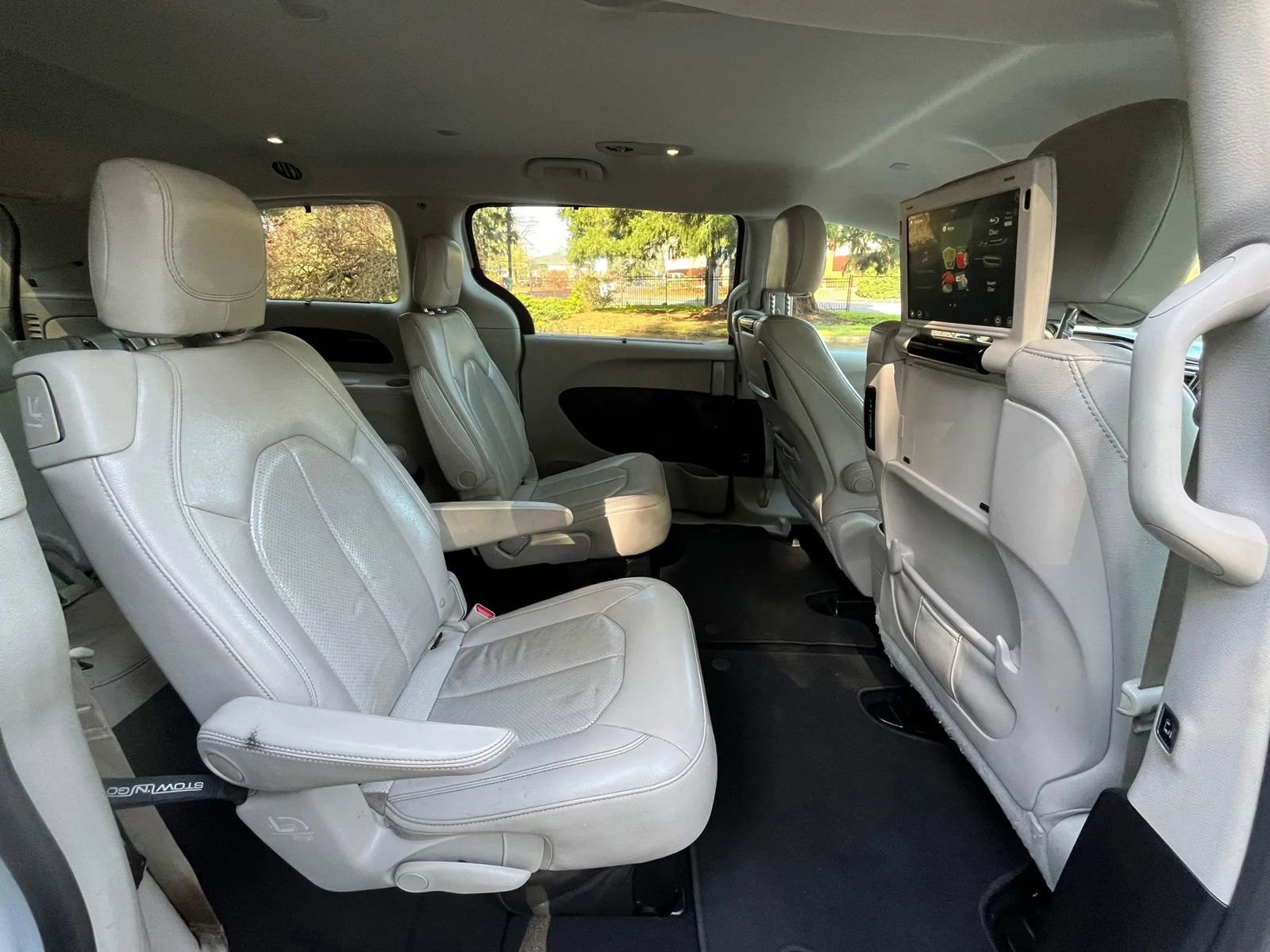 Used 2017 Chrysler Pacifica Touring-L Plus w/ Advanced Safetytec Group image 9