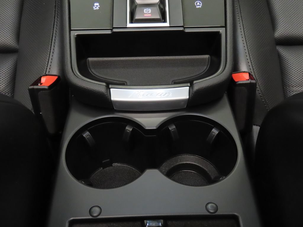 Certified 2026 Porsche Macan AWD/4WD image 29