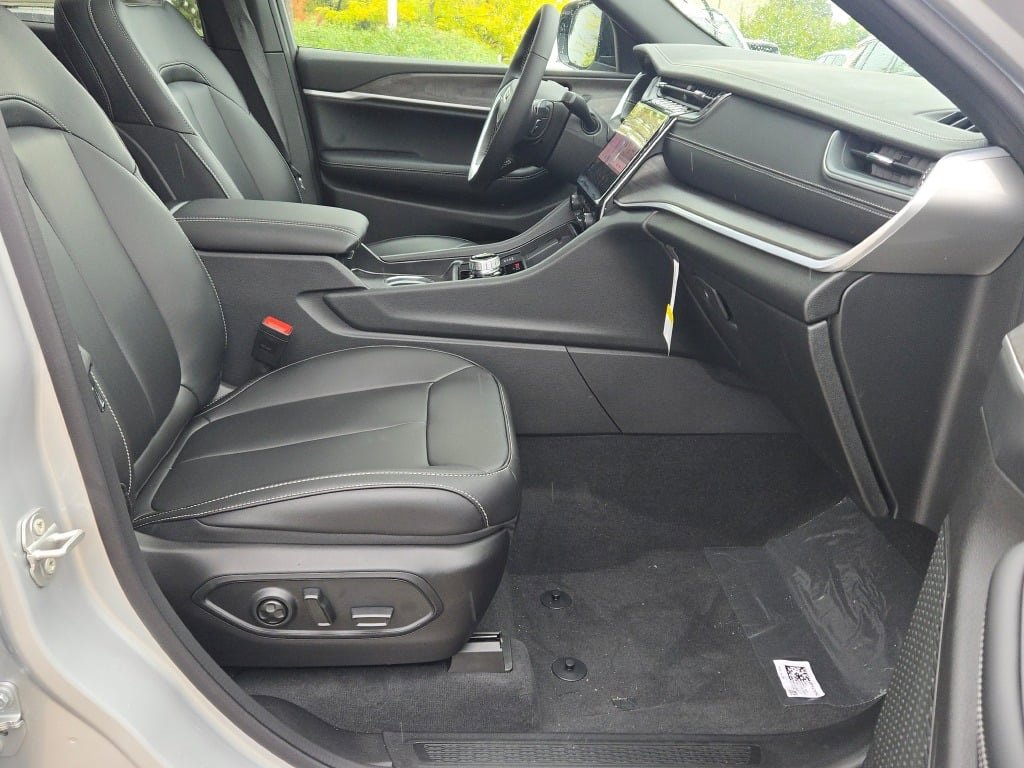 New 2025 Jeep Grand Cherokee Limited w/ MOPAR Finishing Package image 7