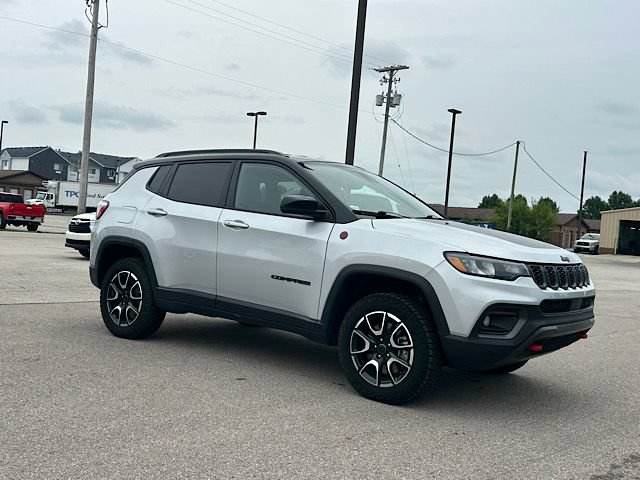 Used 2025 Jeep Compass Trailhawk AWD/4WD image 8