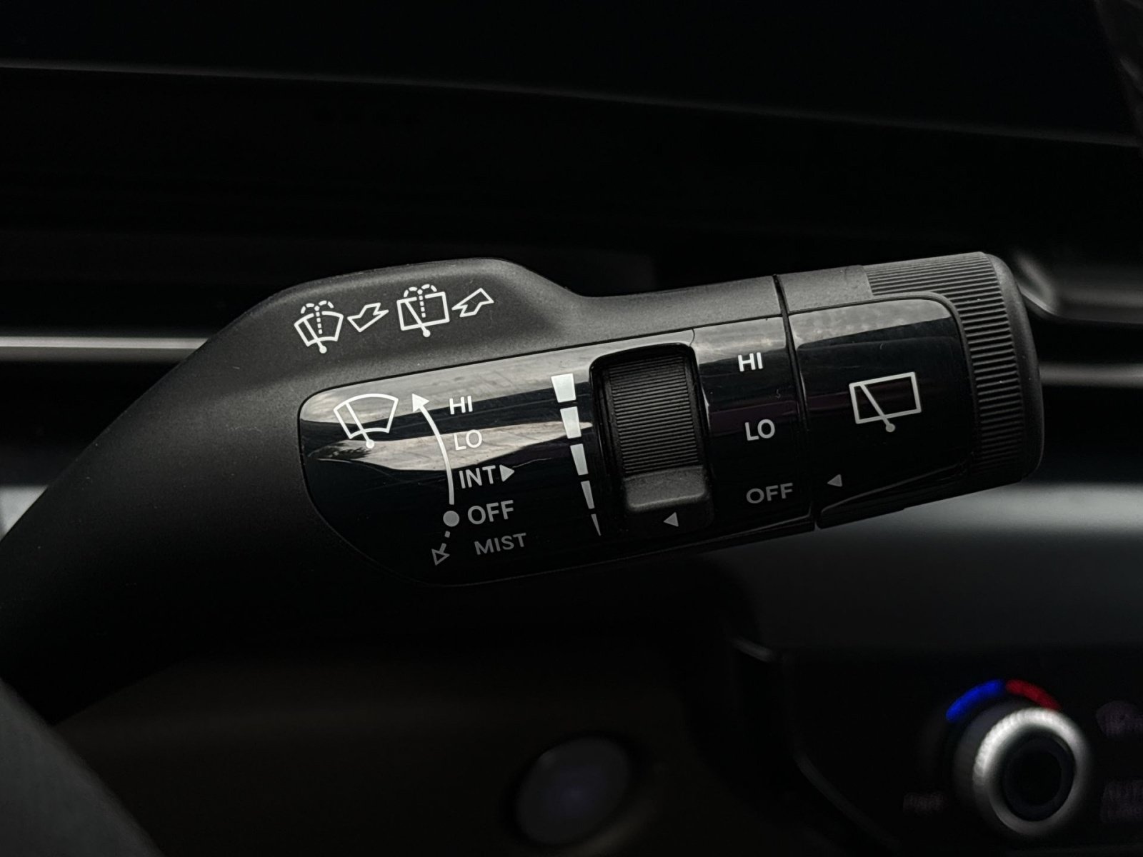 Used 2025 Kia Carnival FWD image 23