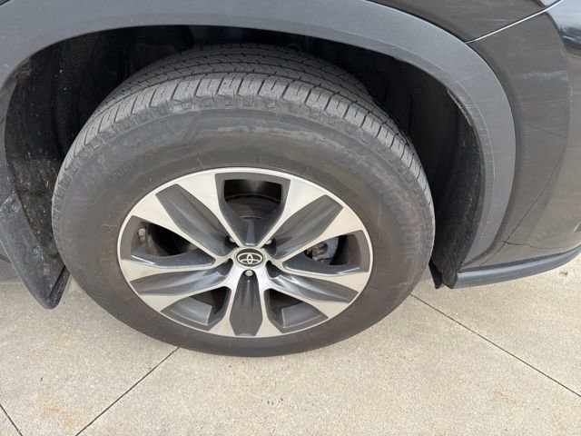 Used 2025 Toyota Highlander XLE image 10