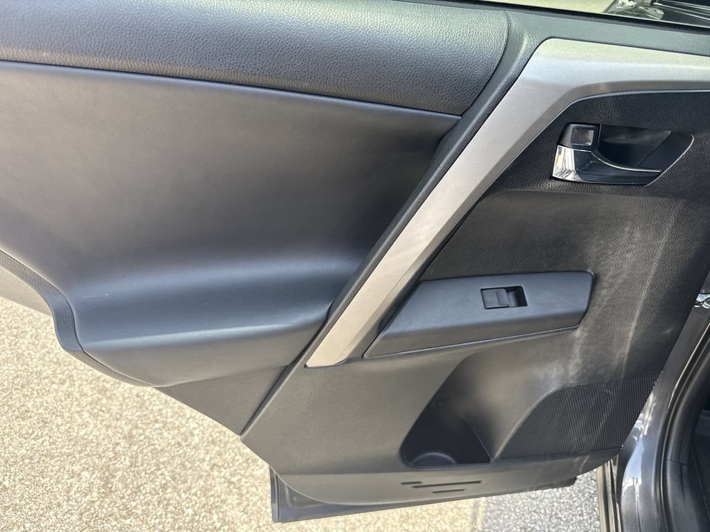 Used 2017 Toyota RAV4 XLE FWD image 21