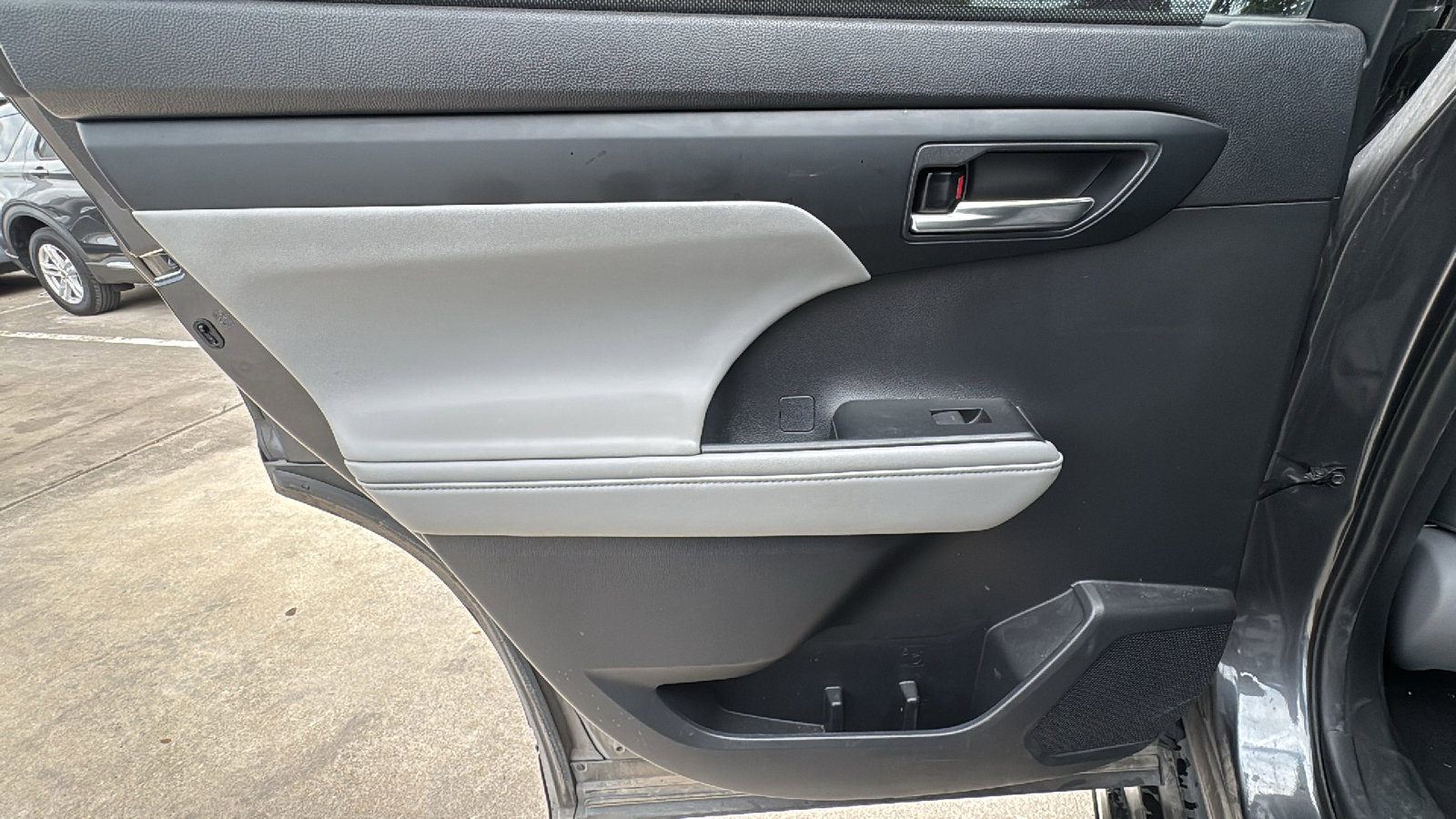 Used 2020 Toyota Highlander XLE image 16