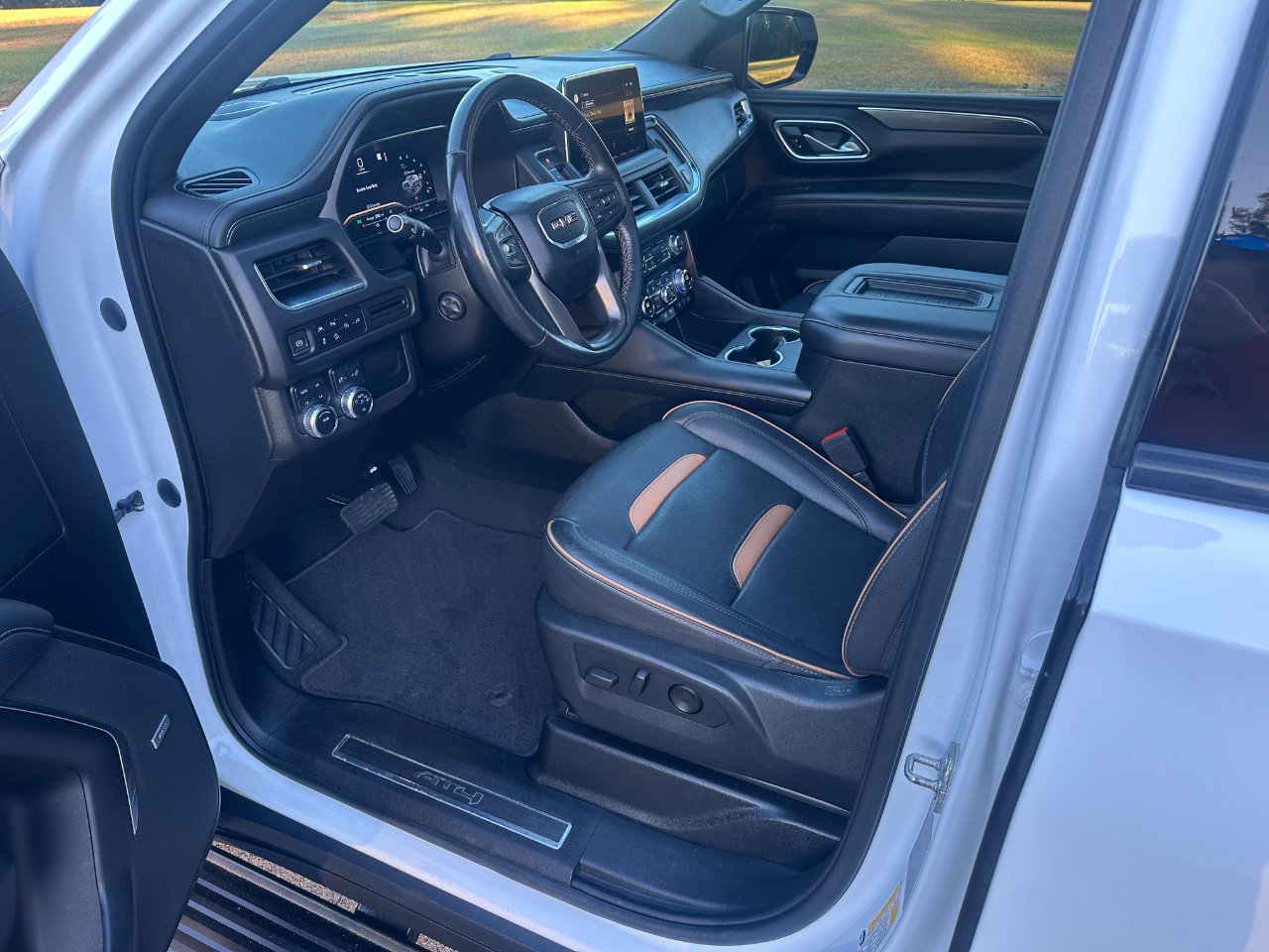 Used 2022 GMC Yukon XL AT4 image 12