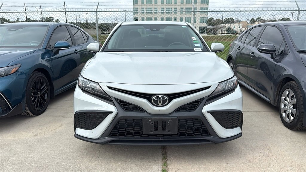 Used 2022 Toyota Camry SE image 2