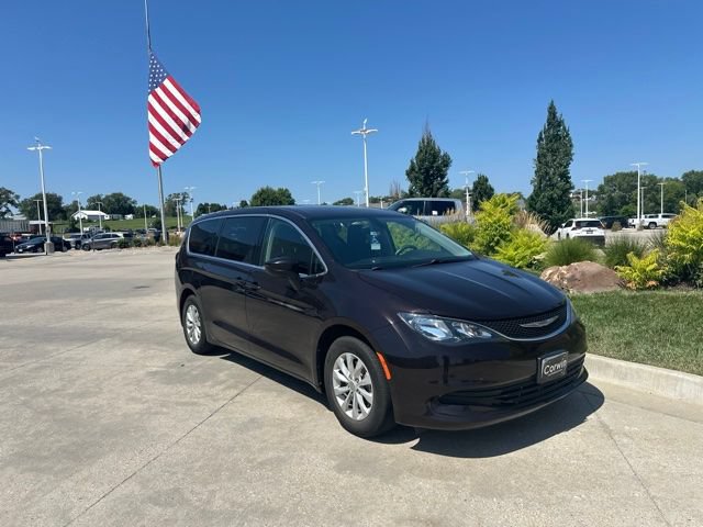 Used 2017 Chrysler Pacifica Touring w/ Tire & Wheel Group FWD image 3
