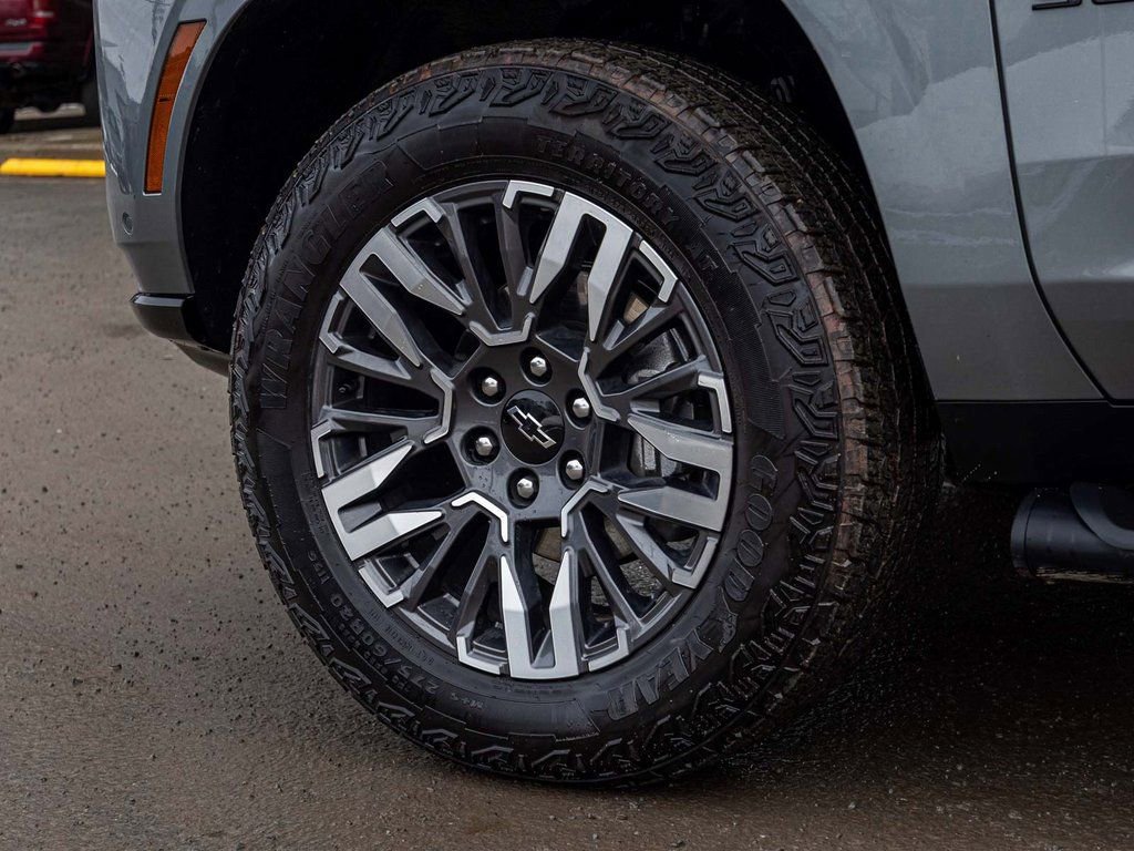 Used 2025 Chevrolet Suburban Z71 image 7