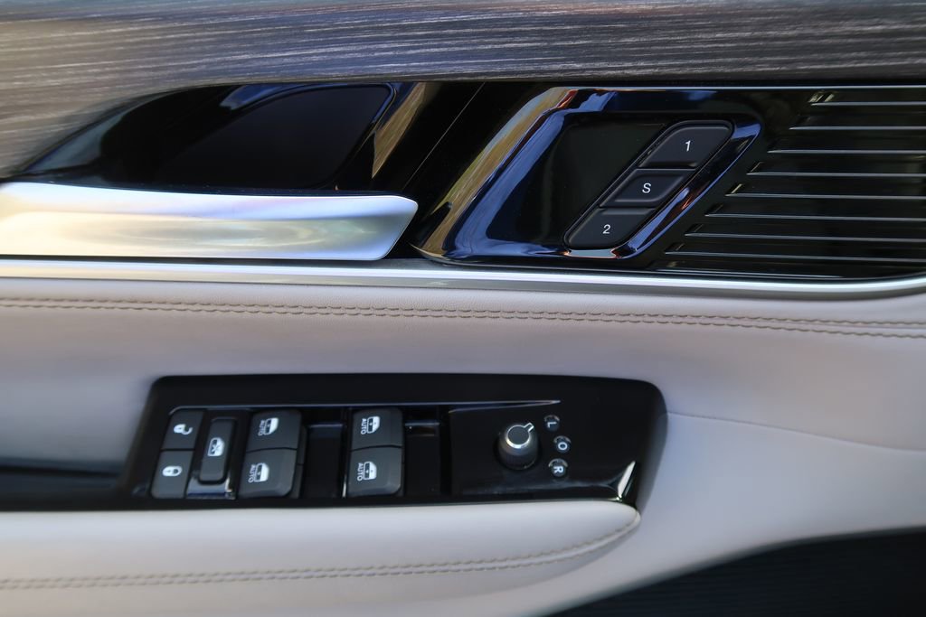 Used 2024 Jeep Wagoneer L Series II image 13