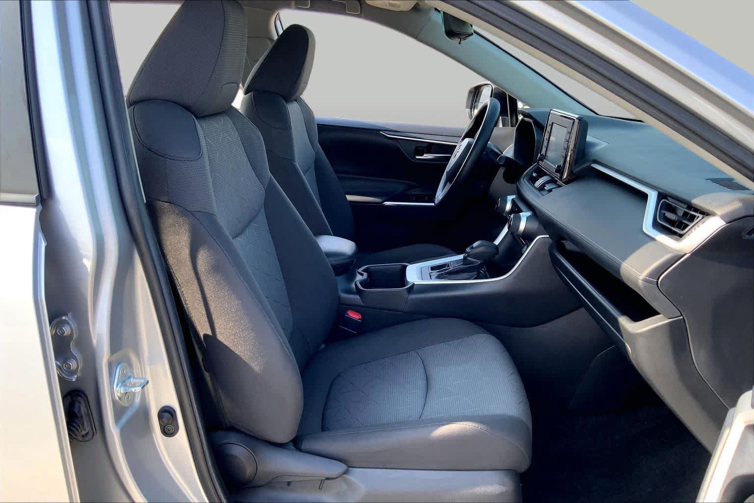 Used 2022 Toyota RAV4 XLE AWD/4WD image 9