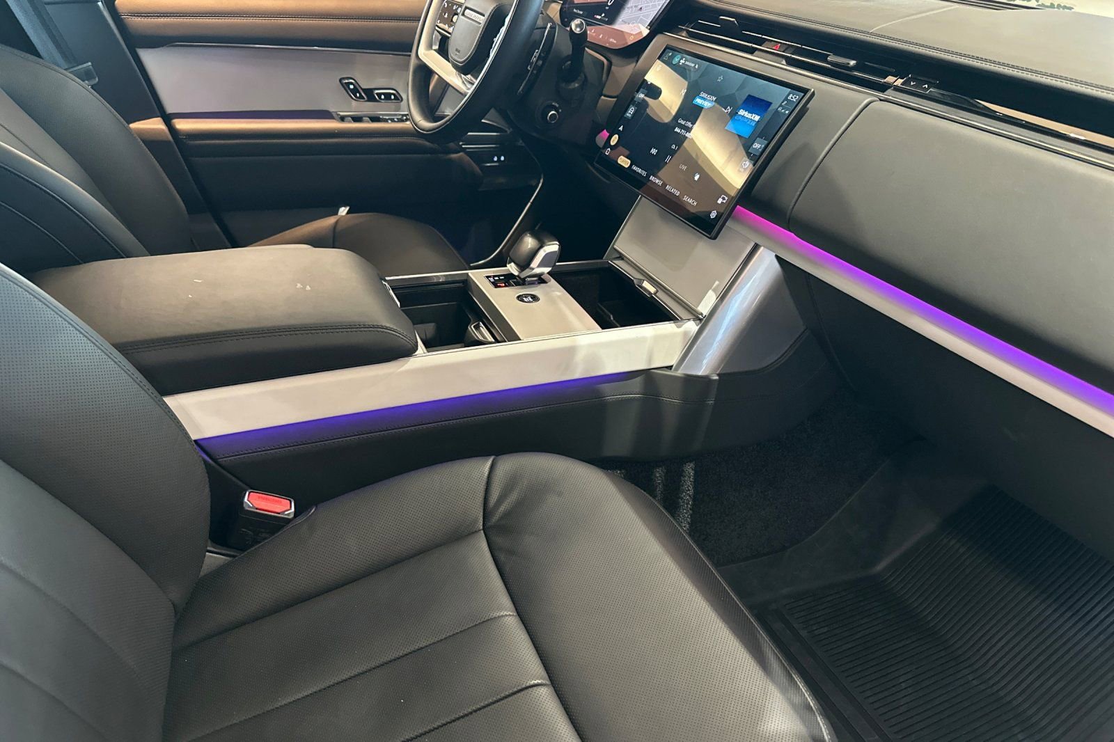 Used 2025 Land Rover Range Rover SV image 17