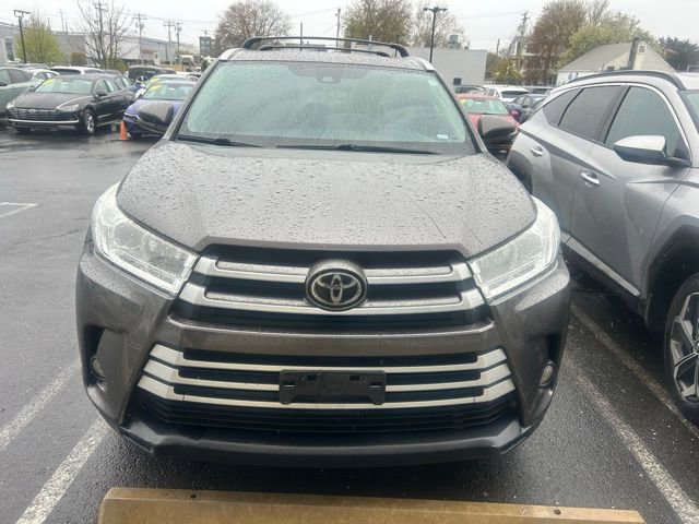 Used 2017 Toyota Highlander XLE AWD/4WD image 2